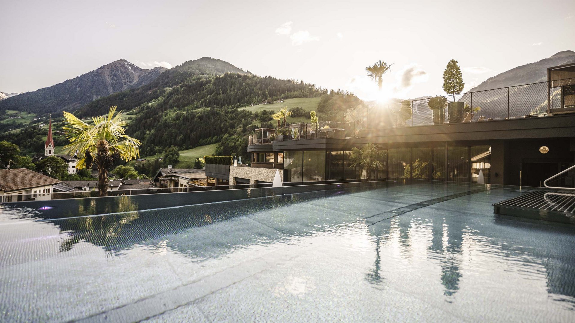 Ihr Hotel in Südtirol mit Infinitypool Ihr Hotel in Südtirol mit Infinitypool